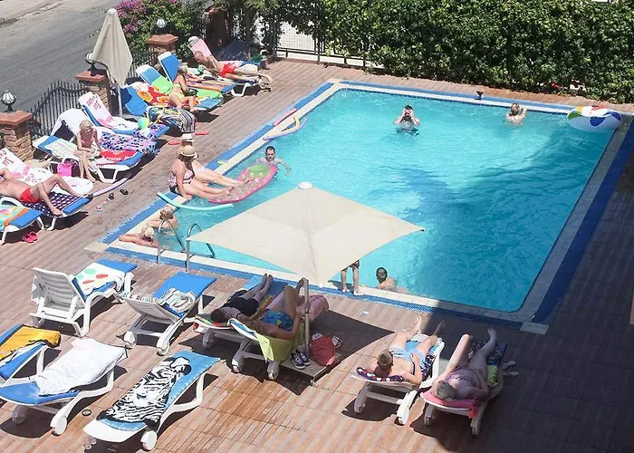 Sebnem & 3* 马尔马里斯